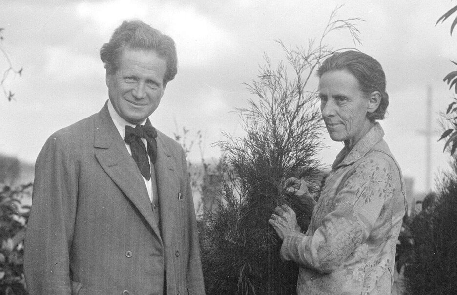 Walter Burley Griffin and Marion Mahony Griffin.