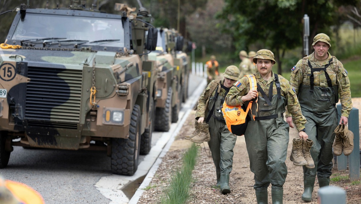 soldiers help with flood recovery operation