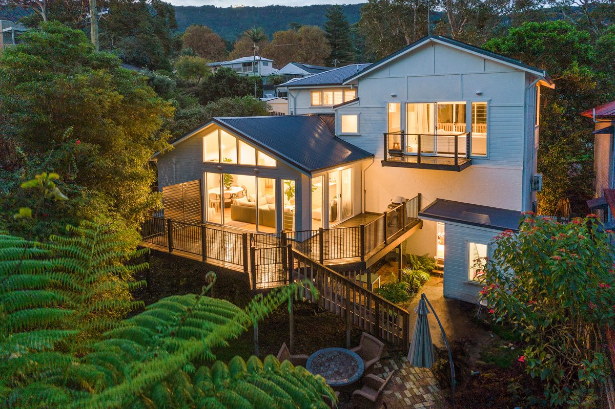 Facade of 48 The Lookout in Thirroul