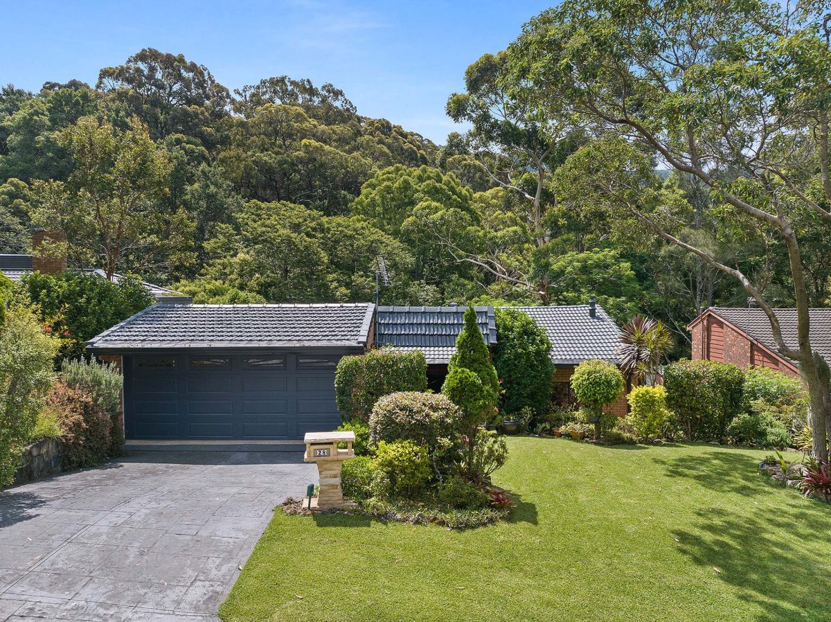 Facade of Balgownie home surrounded in bushland