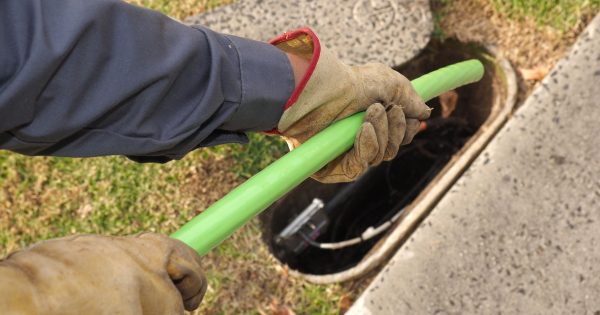 Government moves to keep NBN in public hands