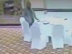 PAKISTAN: Official steals wallet at meeting