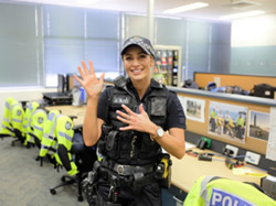 Police sign up to learn or Auslan