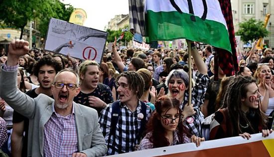 HUNGARY: Rally condemns attack on teachers’ status