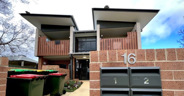 Tradies still unpaid for building Wagga units slam Homes NSW for using lawyers to fight debt claims