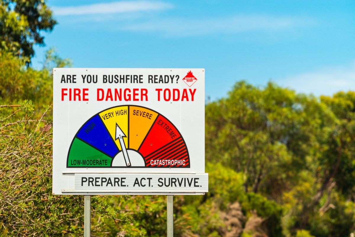 A fire danger sign shows that the risk is "very high".
