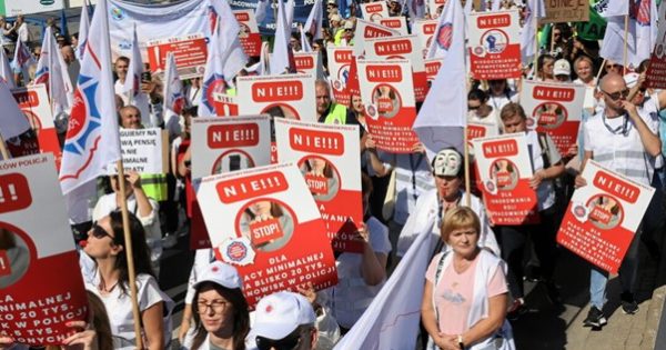 POLAND: Officers take to streets in rage over pay