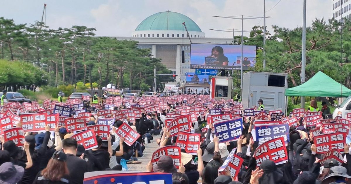 teachers protesting in South Korea