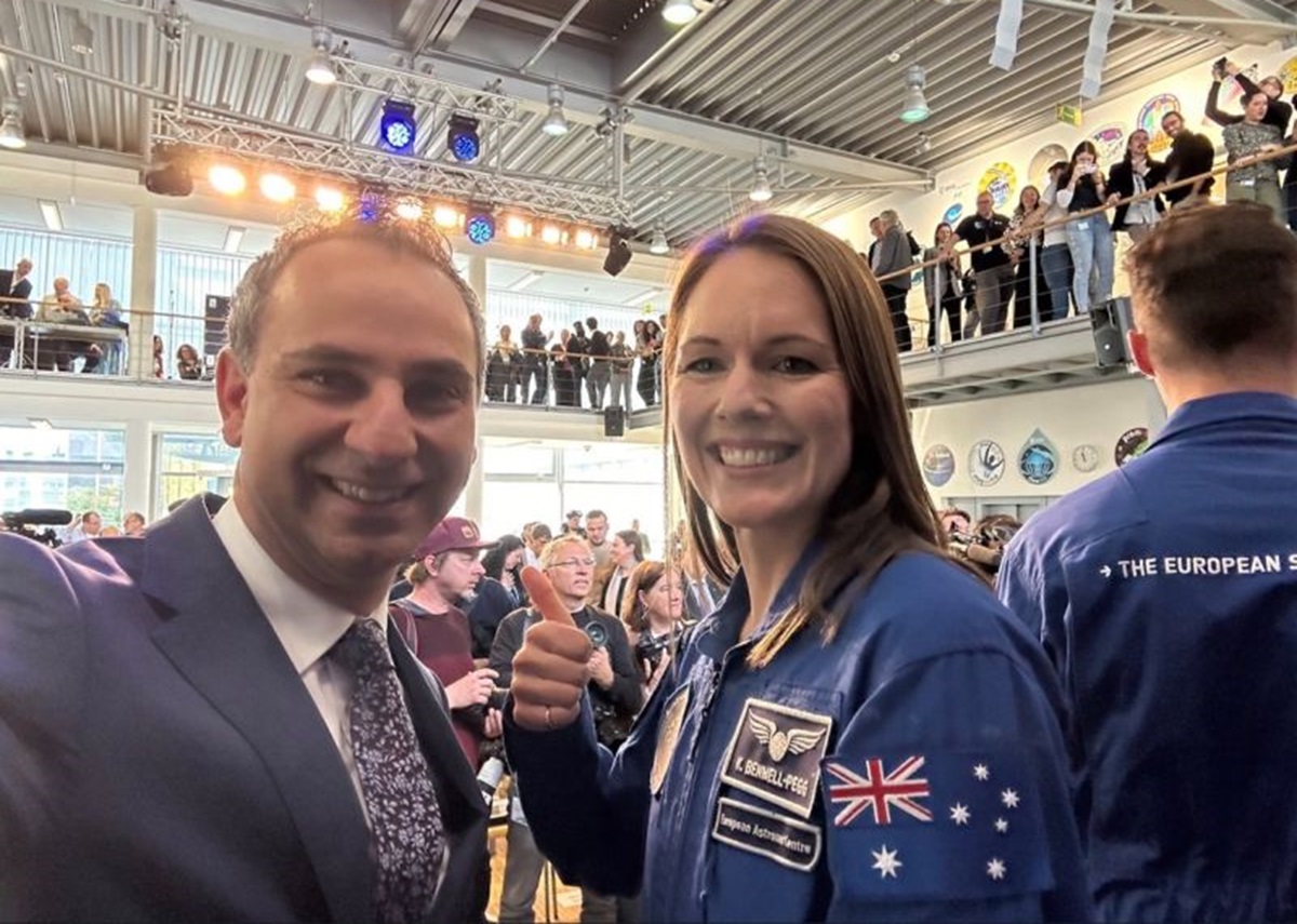 man with Aussie astronaut at spaceflight training graduation event