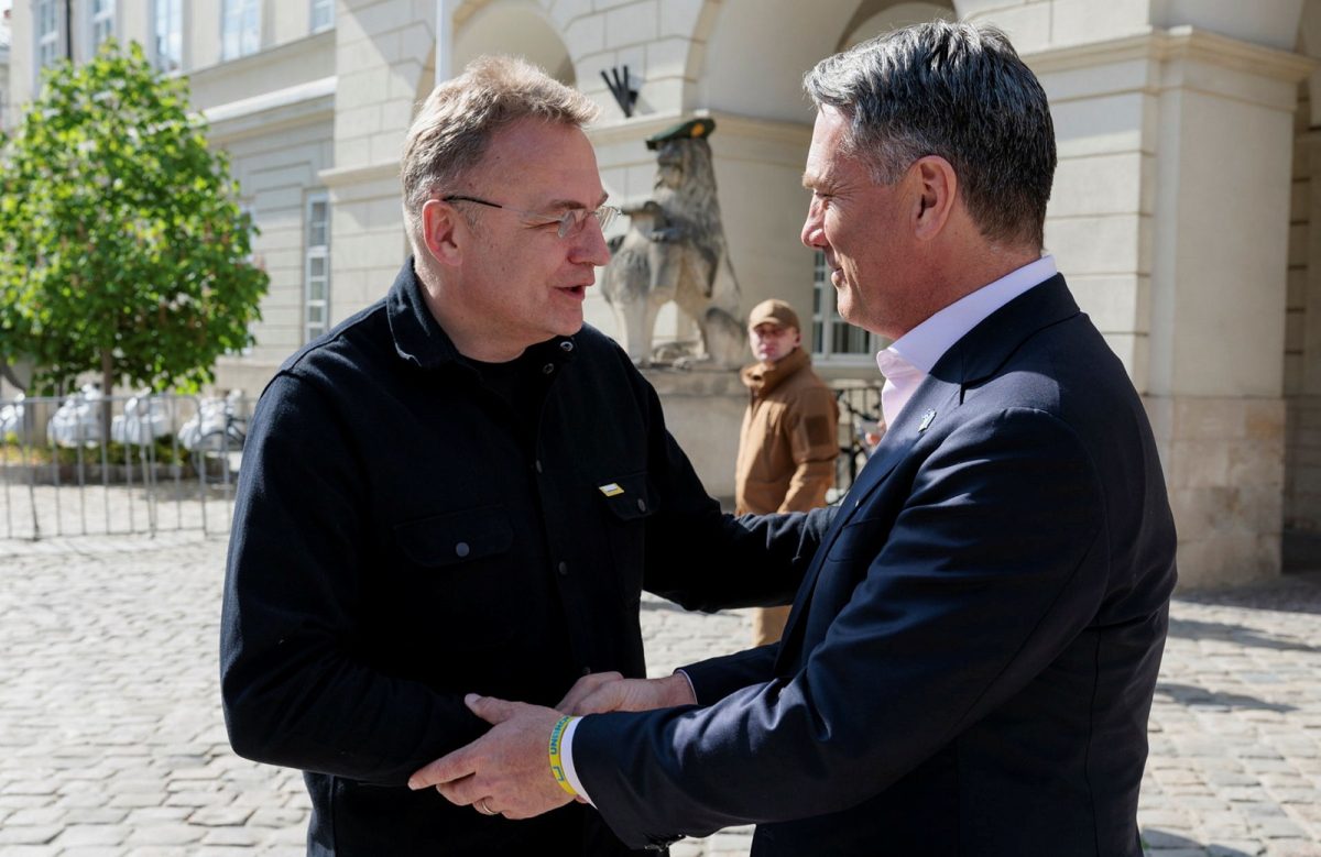 two politicians shaking hands