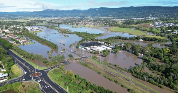 Insurers put on notice to pay up quickly as Illawarra residents count the cost of devastating floods