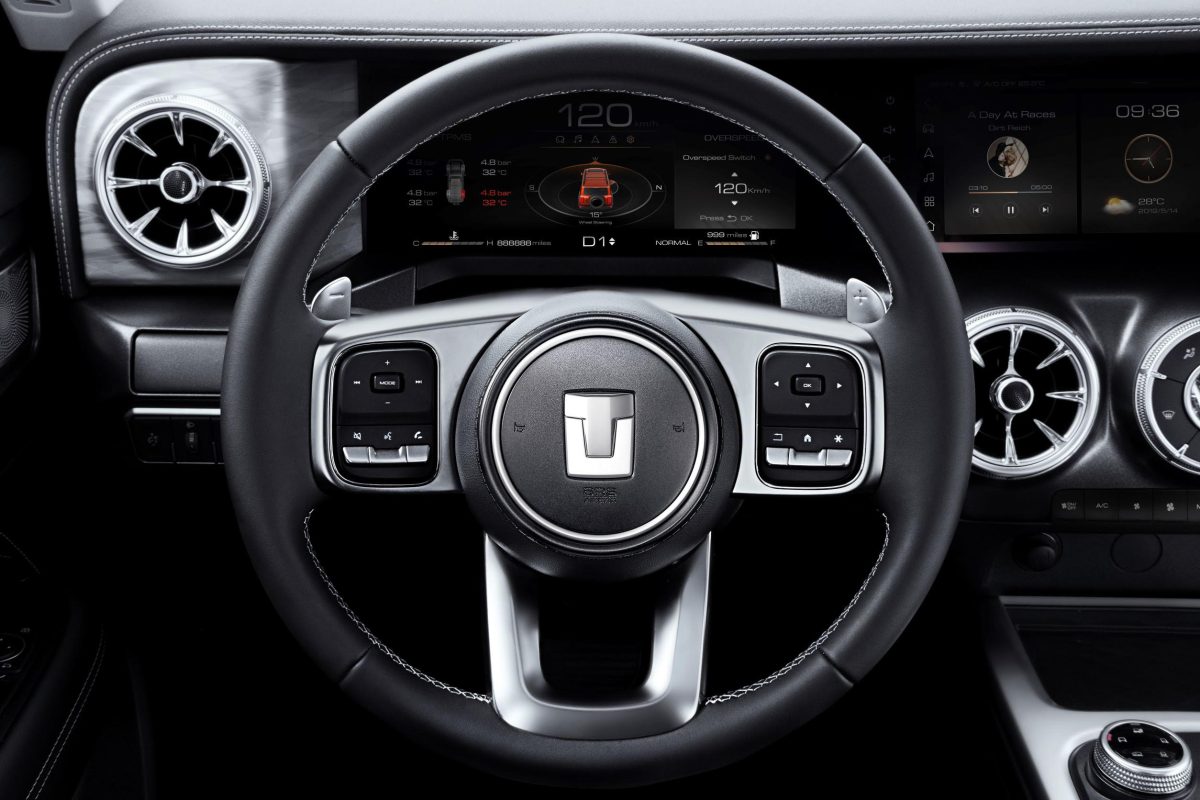 4WD steering wheel and dashboard
