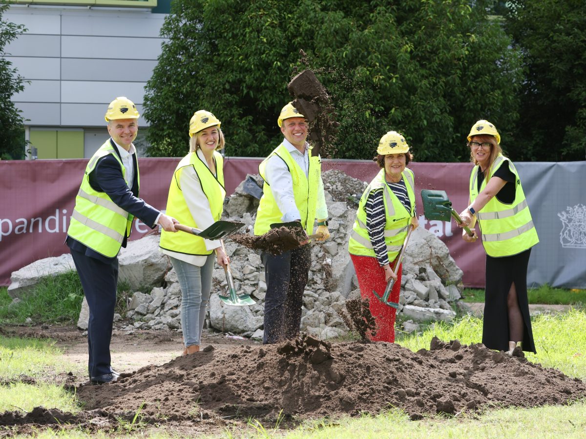 Ms Fentiman with the QLD Premier, and other state politicians digging up earth on the Mackay hospital site.