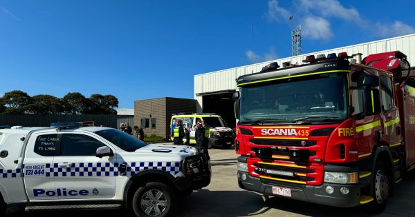 Victorian police, paramedics and firefighters in battle for better pay deals