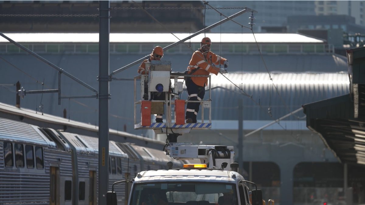 Rail overhead wiring maintenance