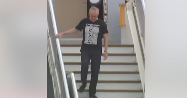 It's unknown what pleasures were had by Ley focussing on the PM's t-shirt