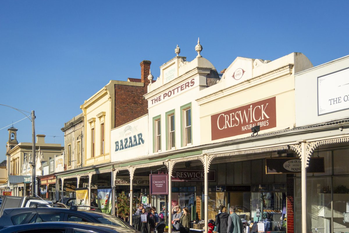 More Australians are turning their backs on the city to embrace country life. 